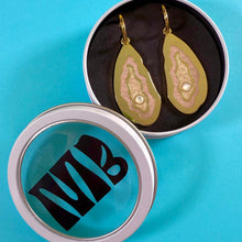 Load image into Gallery viewer, Oyster Earrings