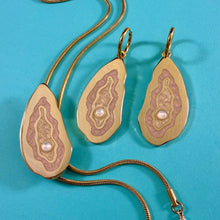 Load image into Gallery viewer, Oyster Earrings